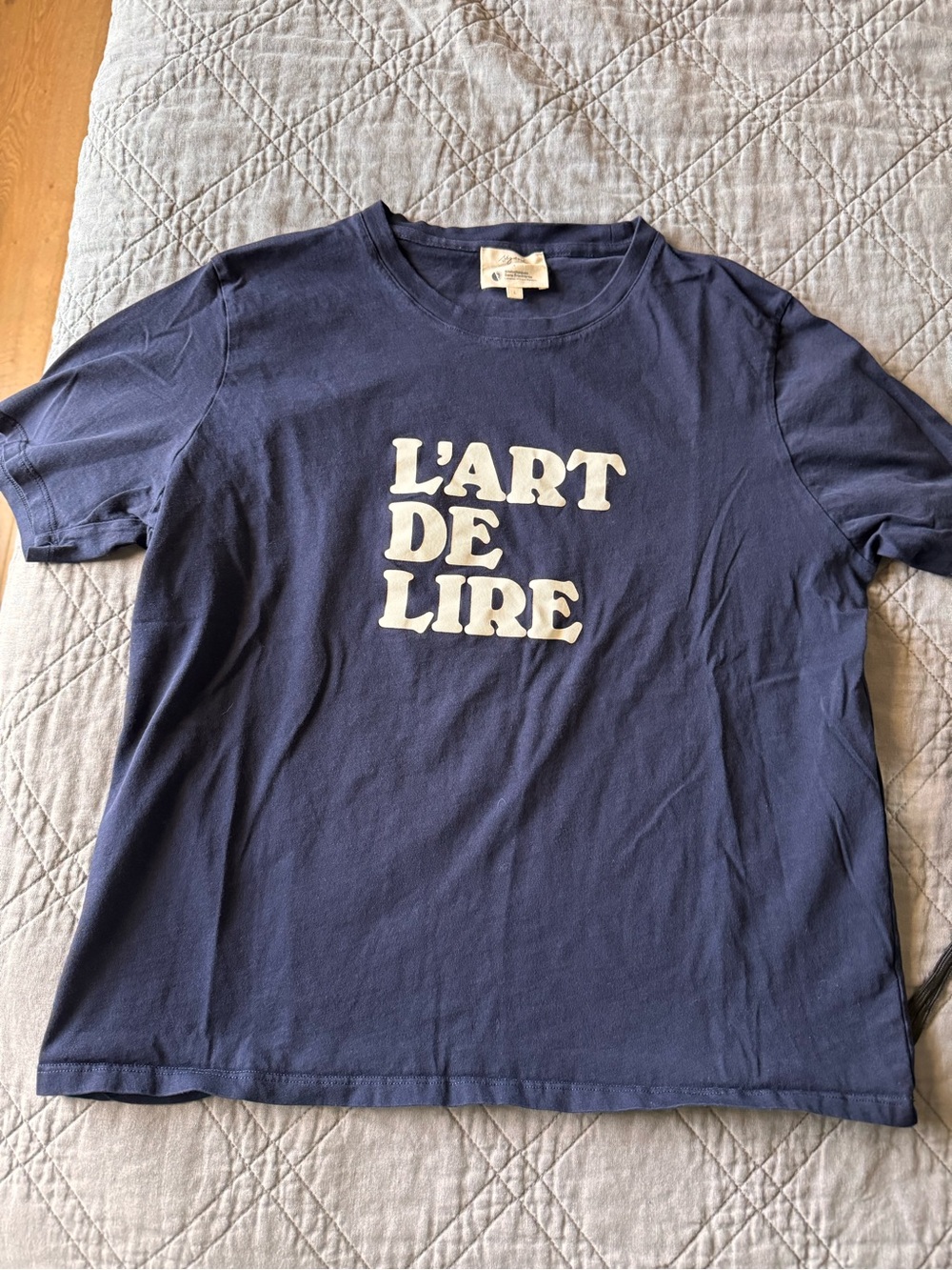 Sézane Navy Graphic Tee "L'ART DE LIRE" Size Large